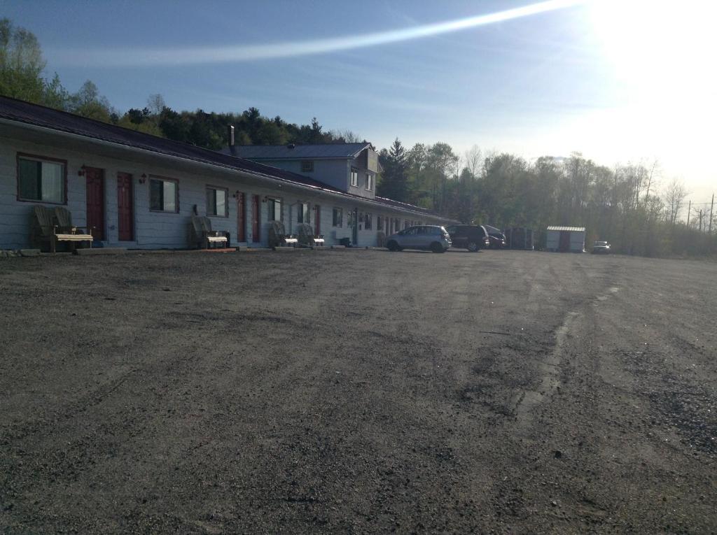 Richard Lake Motel Coniston エクステリア 写真